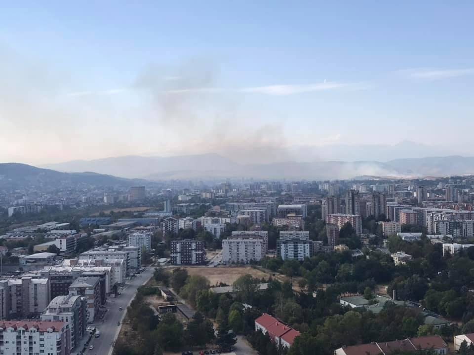 Ситуацијата во Бардовци е алармантна: Пожарот се шири со голема брзина кон куќите, се создаде димна завеса над неколку скопски населби