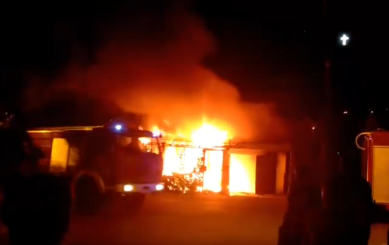 Голем пожар во Козле, горат гаражи (ВИДЕО)