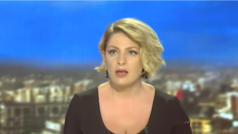 Погледнете ја реакцијата на албанската водителка која известуваше во живо за време на денешниот силен земјотрес (ВИДЕО)