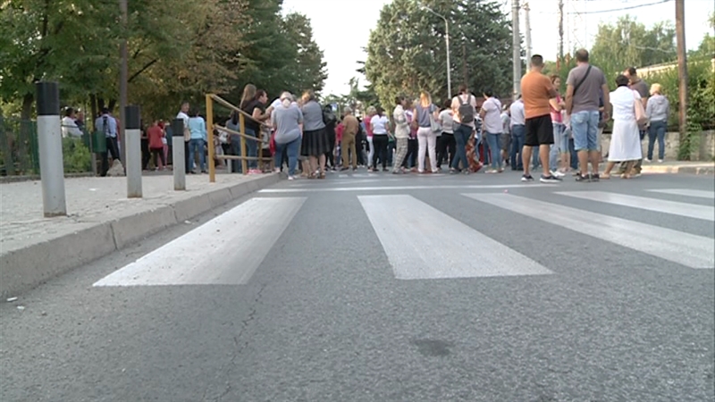 Блокирана главната улица во Радишани: Протести на родителите од основното училиште „Ацо Шопов“