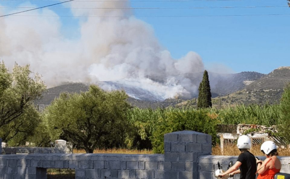 Уште гори Закинтос, пожарот зафати и куќи