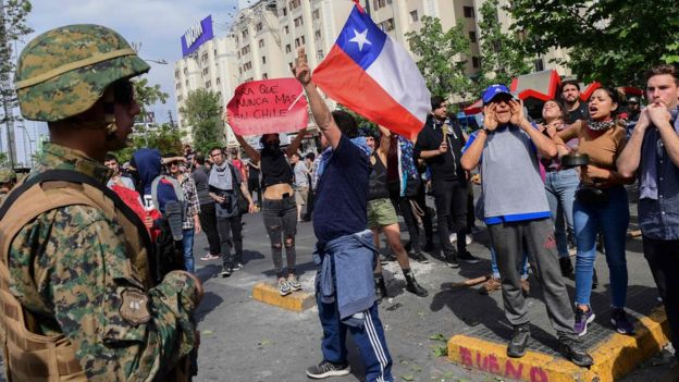 Чиле, поради протестите, се откажа од зголемување на цената на јавниот превоз
