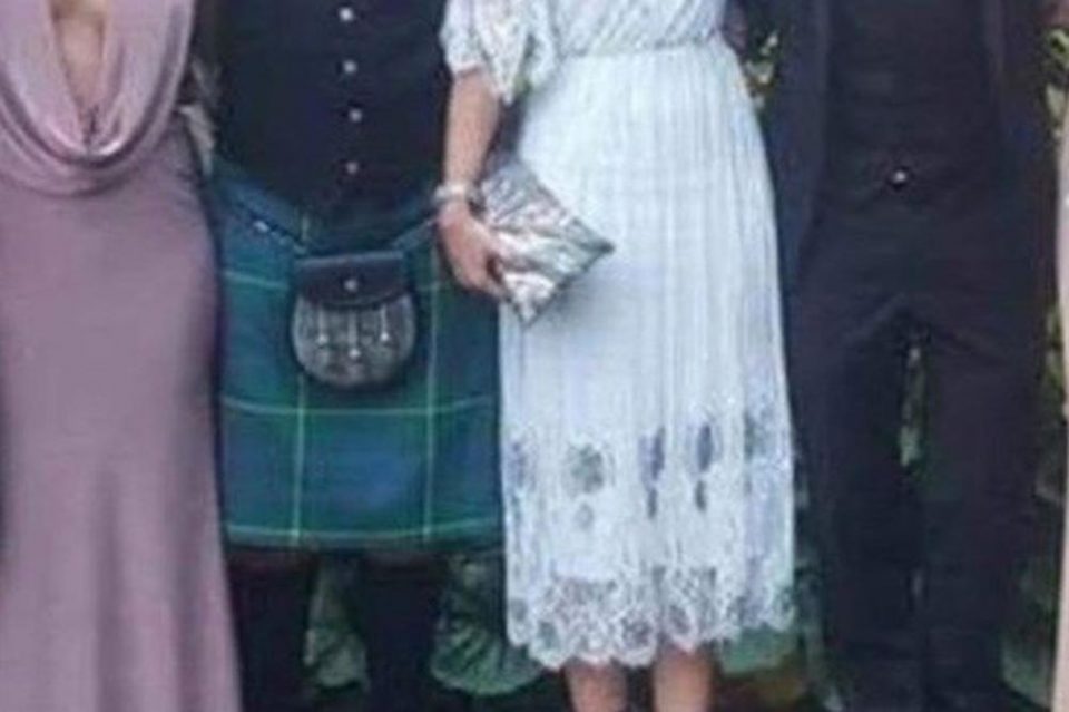 Облече фустан кој личи на полов орган- оваа гостинка на свадба ја нападнаа поради деколтето до папок и овој детаљ од кој ќе се препотите