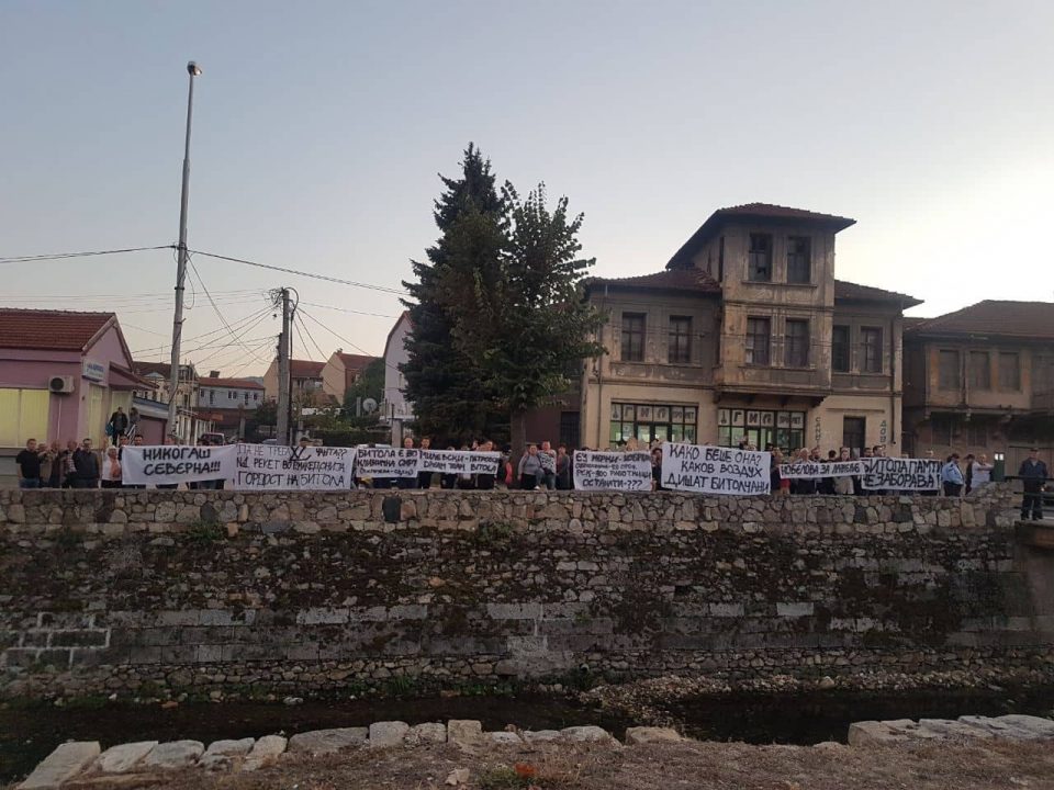 ФОТО: Герила акција за премиерот Заев и градоначалничката на Битола