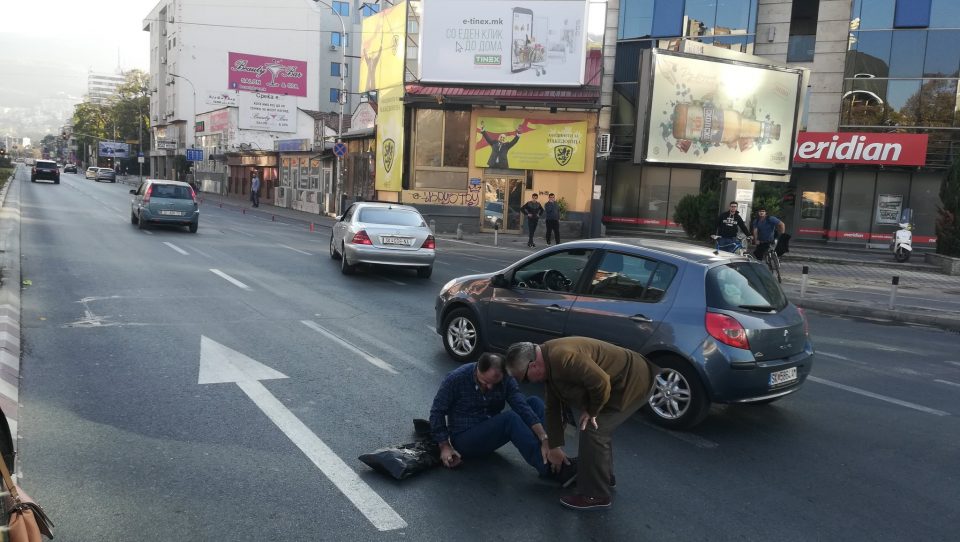 ФОТО: Со автомобил помина на црвено, удри пешак кај Соборна и избега