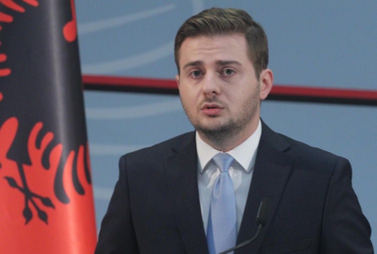 Албанскиот овластен министер за Европа и надворешни работи си поднесе оставка