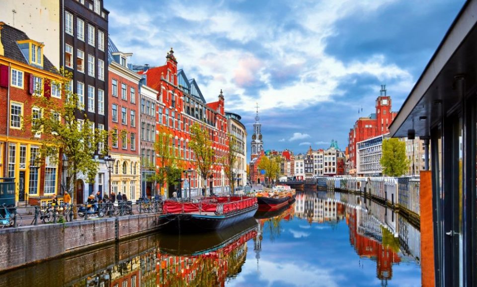 Амстердам ги забрани бродовите за крстарење во градот