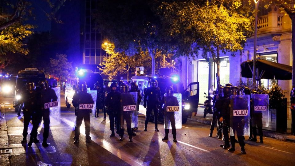 По насилствата во Каталонија, приведени 51 лице