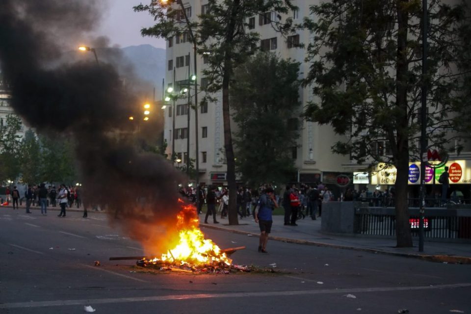 Вонредна состојба во Чиле по насилните протести поради поскапувањето на јавниот превоз