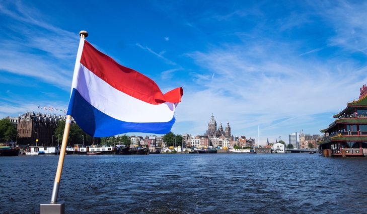 Холандија повторно ги затвора стадионите поради корона кризата