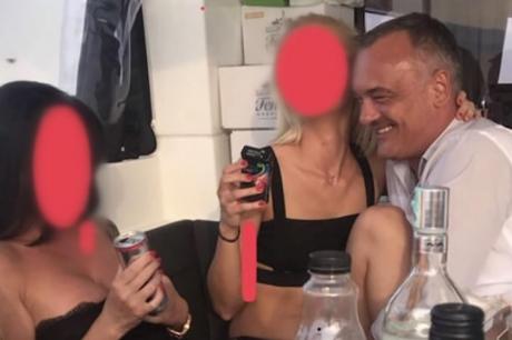Секс скандал: Политичар снимен среде оргии со проститутки на јахта