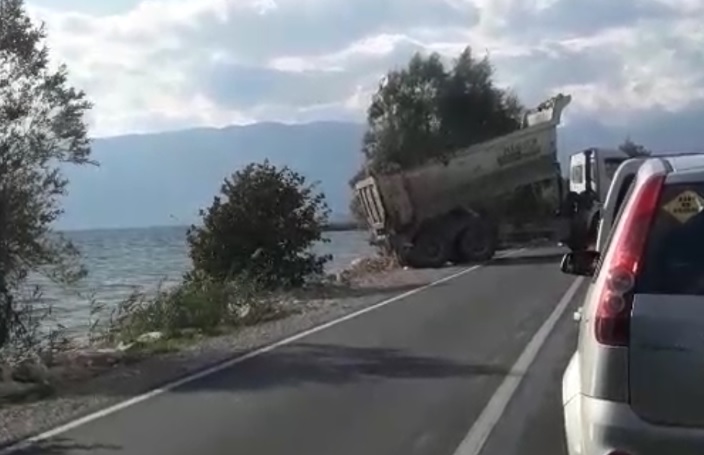Охридското езеро како депонија: Камион истура градежен шут во езерото под заштита на УНЕСКО (ВИДЕО)