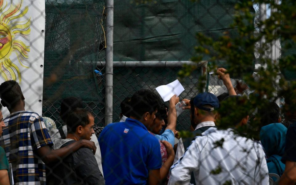 Од Лезбос во Атина пренесени 215 бегалци и мигранти
