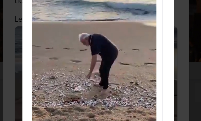 Политичар за пример: Премиерот на Индија со голема најлонска кеса го собира ѓубрето од плажа (ВИДЕО)