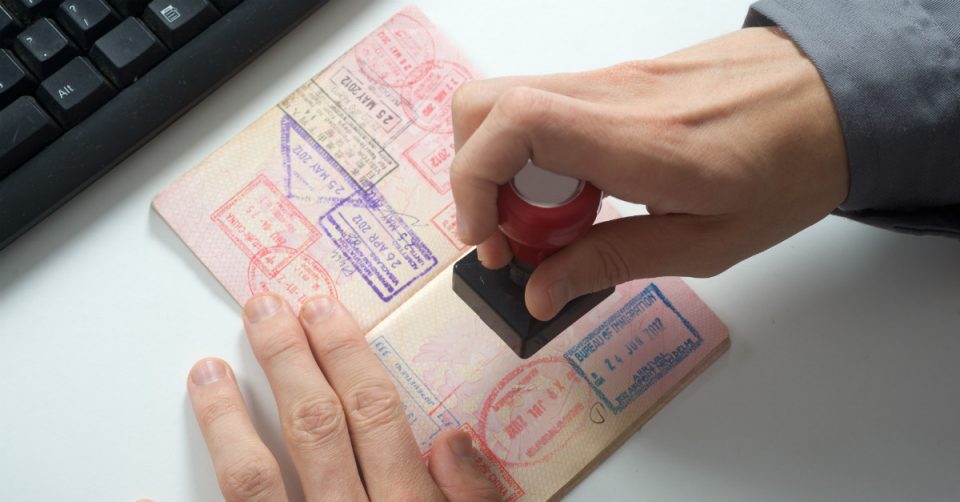Во светот има четири бои на пасоши, еве кои имаат црни пасоши