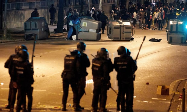 ВИДЕО: Нови судири меѓу полицијата и демонстрантите во Барселона