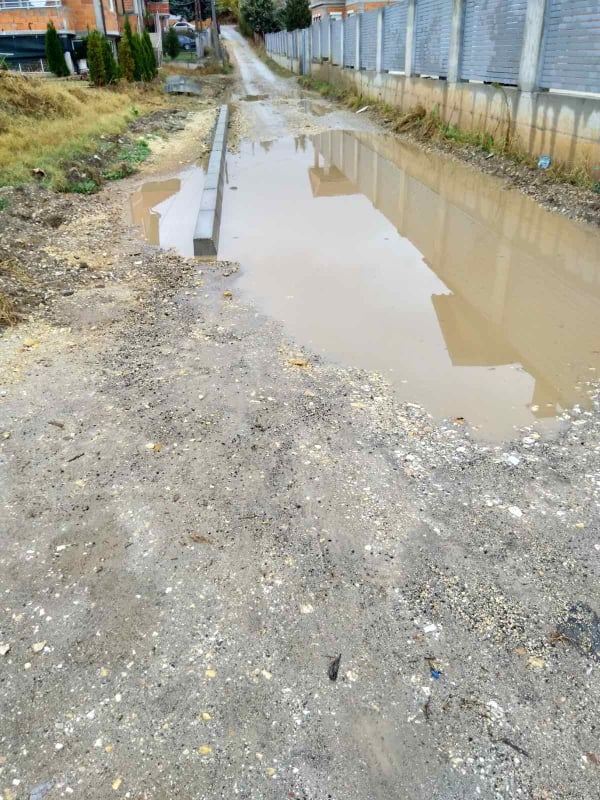 Врие во Бутел: Додека жителите газат кал, Смилевски асфалтирал само кај негов советник (ФОТО)