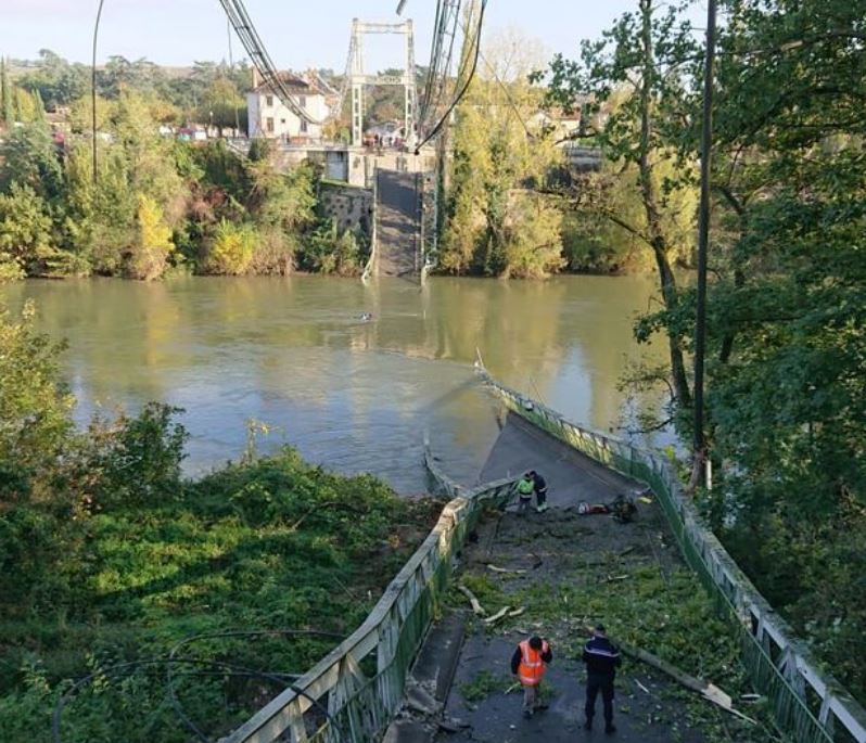 Се урна мост во Франција, едно лице загина а девет се исчезнати (ВИДЕО)