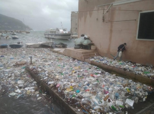Јадранското Море исфрли тони ѓубре кај Дубровник