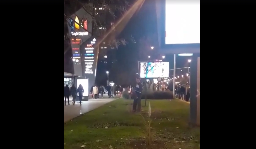 Maж пали дрвца пред Сити Мол (ВИДЕО)