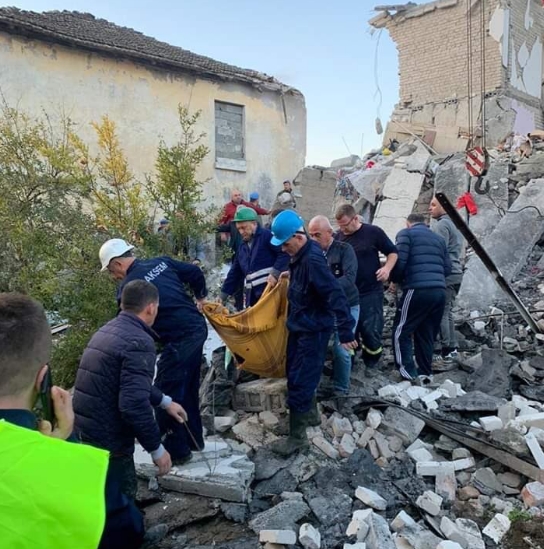 Од оваа глетка ќе ви се заледи крвта- спасувачките екипи под урнатините извадија две тела на девојче и тинејџерка во Драч (ФОТО)