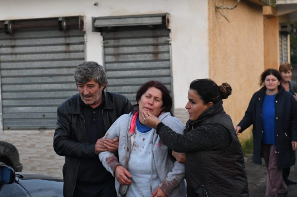 Албанија завиена во црно: Најмалку 13 загинати и 600 повредени во земјотресот