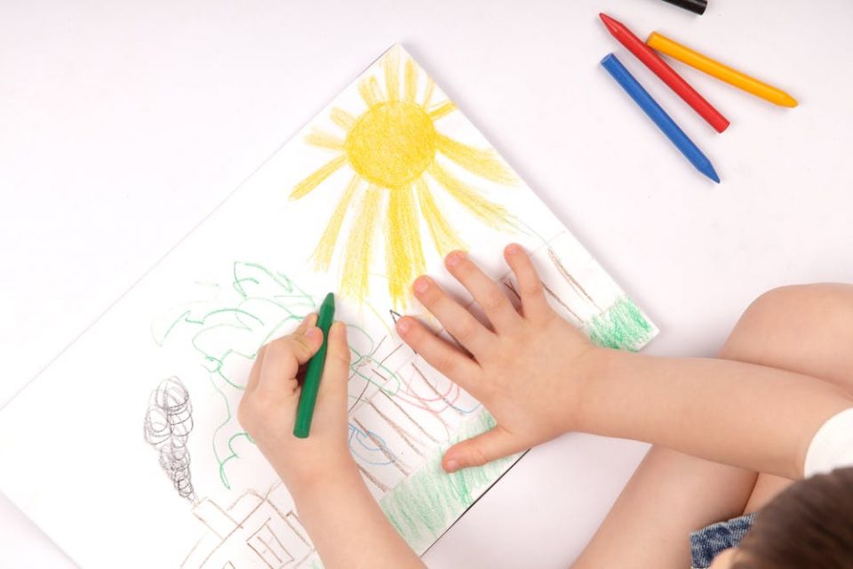 Научете да ги разберете детските цртежи: Важно е каде е Сонцето и која боја е доминантна