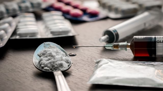 Приведувања во Куманово и Велес поради пронајдена дрога при претрес кај 4 лица