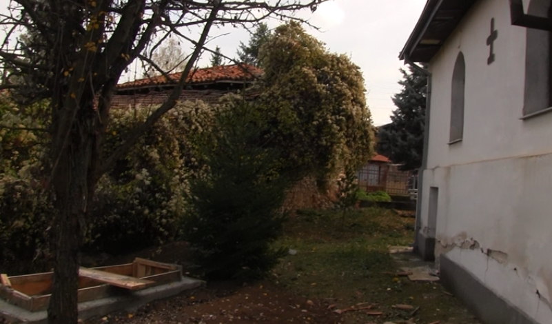 Ископан гроб во дворот на селската црква во Тработивиште, мештаните вознемирени