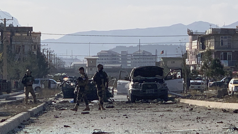 ФОТО: Најмалку двајца загинати во двојна експлозија пред воена болница во Авганистан