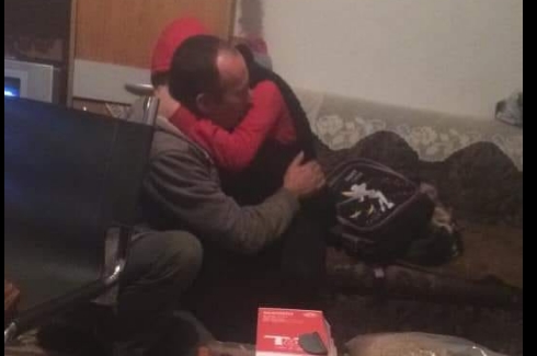Зад оваа фотографија стои приказна која ќе ве расплаче: Болна прегратка меѓу ќерка и татко кој заминува во затвор