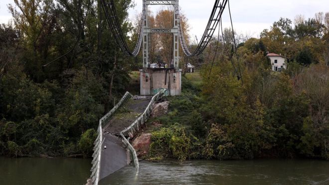 Две жртви по уривањето висечки мост во југозападна Франција
