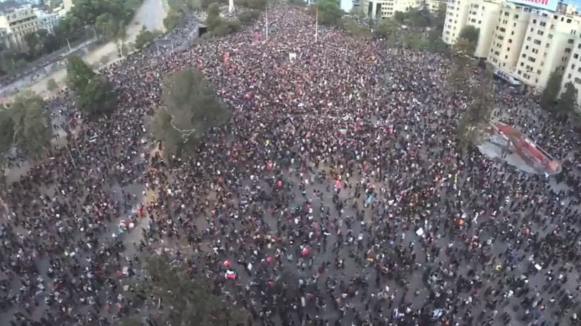 Ова до сега светот го нема видено: Силен земјотрес го погоди Чиле за време на протест, се се тресеше додека луѓето беа на улица (ВИДЕО)