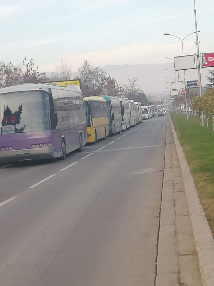 ФОТО: СДСМ со автобуси од цела Македонија едвај ја пополнија салата Борис Трајковски