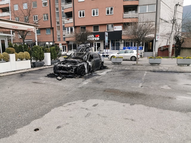 Запалениот автомобил кај „Зебра“ е на роднина на Заев