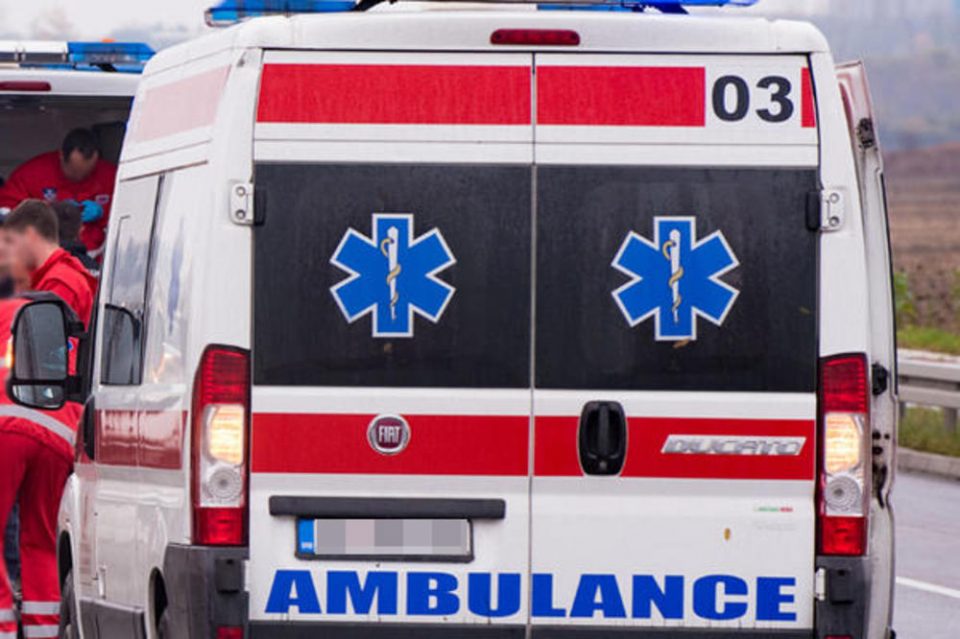 Малолетник паднал од зграда во Куманово, со тешки повреди пренесен на клиника