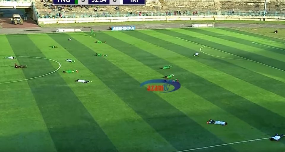 Хаос среде натпревар: Фудбалерите легнаа на трева и им беше страв да станат, ова е причината (ВИДЕО)