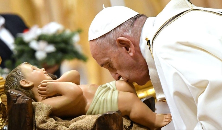 Папата Франциск ја помести полноќната божиќна миса заради полицискиот час