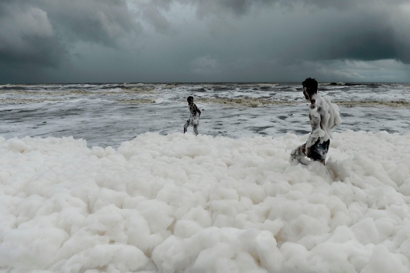 ВИДЕО: Бела токсична пена прекри една од најпознатите плажи во Индија