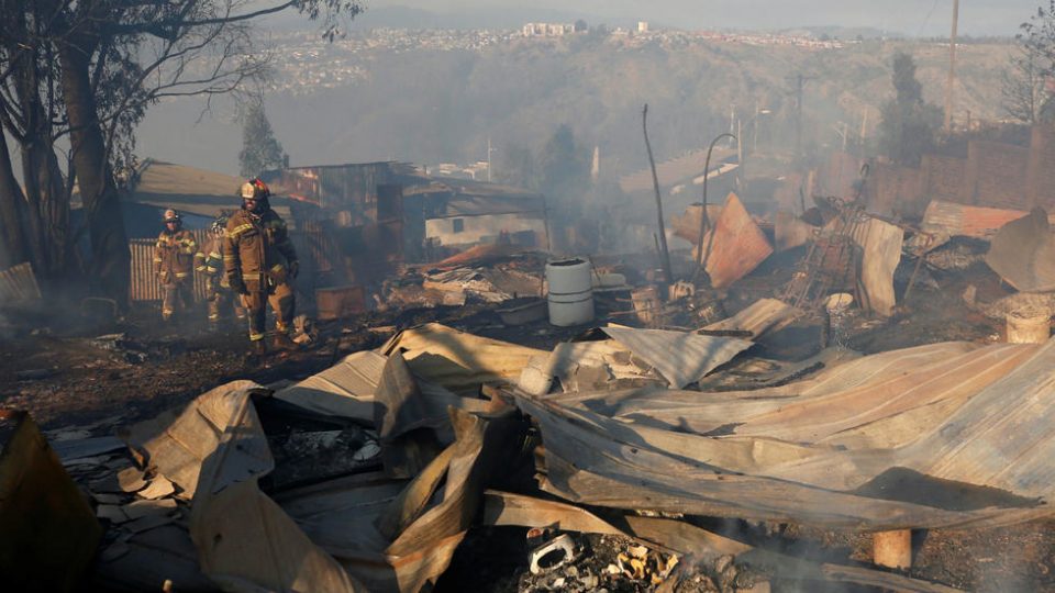 ФОТО: Пожар во град во Чиле проголта најмалку 120 куќи, населението евакуирано