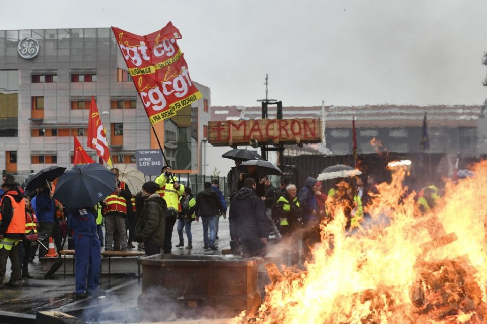 Втор ден штрајк во Франција против пензиската реформа на Макрон