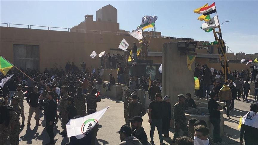 Демонстрантите упаднаа во Амбасадата на САД во Багдад