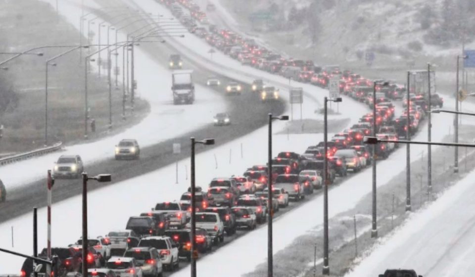 Најмалку две жртви во снежна бура во САД