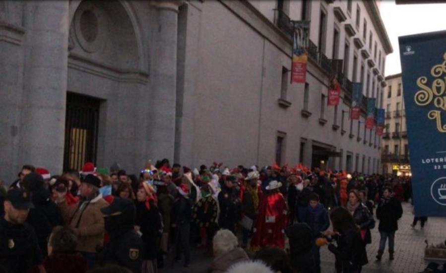 Во Шпанија стотици луѓе во редица за божиќен билет за лотарија