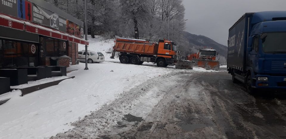 На најпознатиот планински превој утрово снег- внимателно возете и кон Маврово, еве ја деталната состојба на патиштата