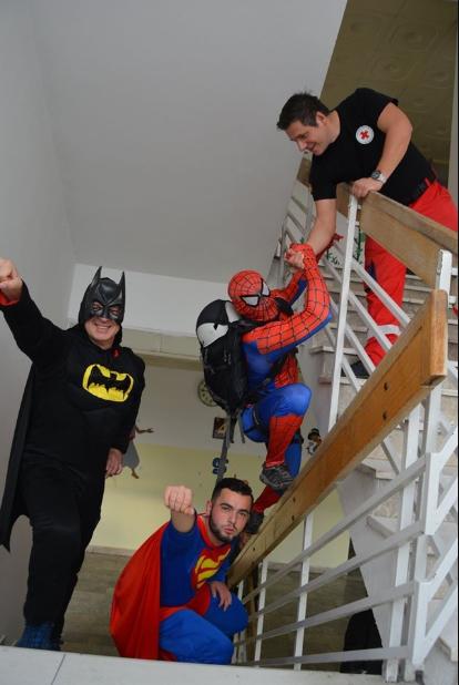 По примерот на целиот свет: Супер херои во новогодишна посета на децата од клиниката за детски болести (ФОТО)