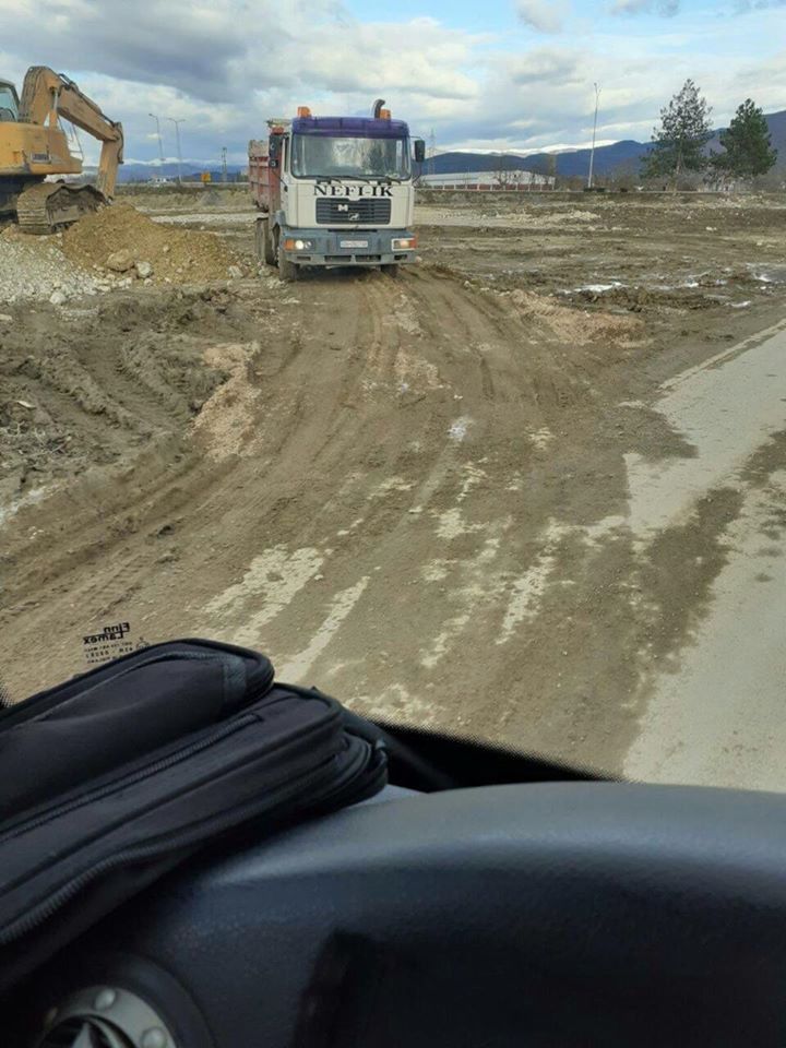 Урбанизам во Македонија: Во Охрид се уништува асфалт и се разнесува кал по улиците додека градоначалникот го премолчува сето тоа (ФОТО)