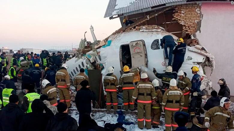 ФОТО+ВИДЕО: Авион се урна во Казахстан, најмалку 15 загинати