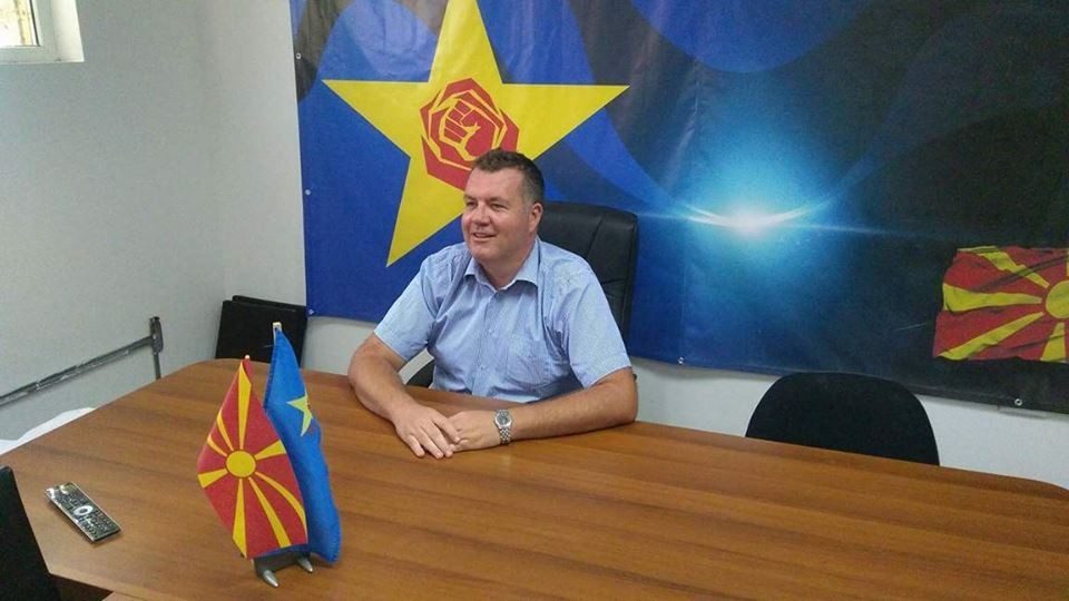 ФОТО: И градоначалникот на Бутел, Велимир Смилевски се фотографирал под знакот на УЧК