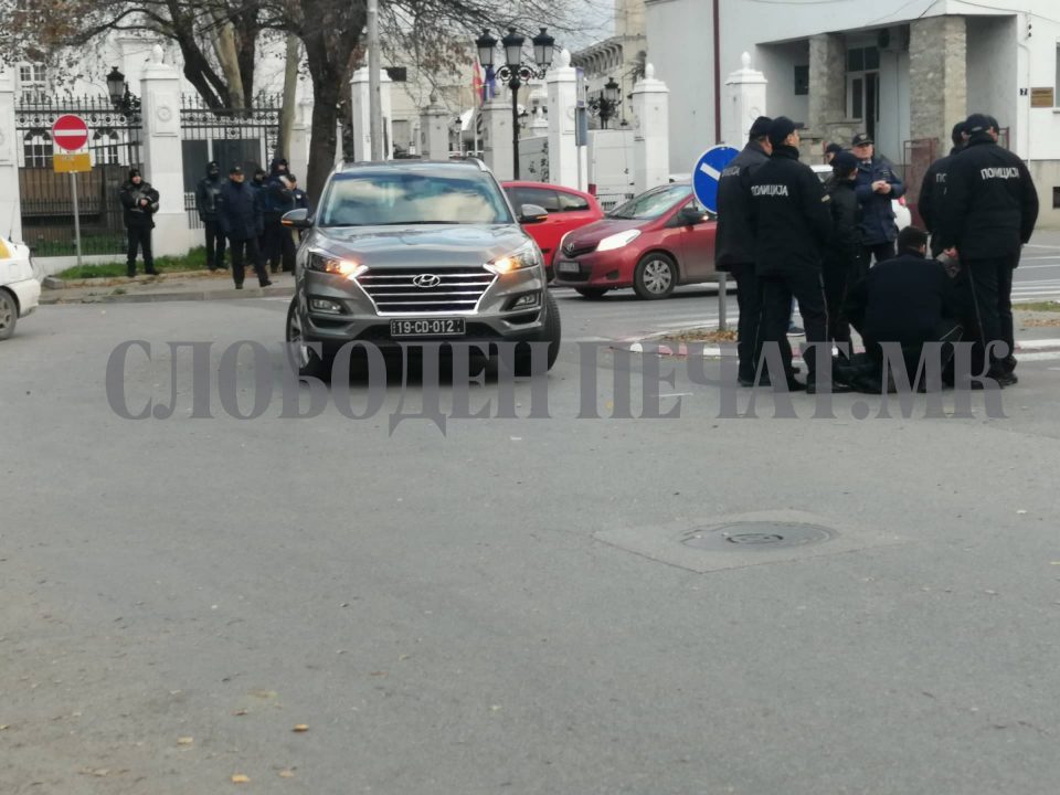 ФОТО: Диполоматско возило удри во полицаец пред Влада